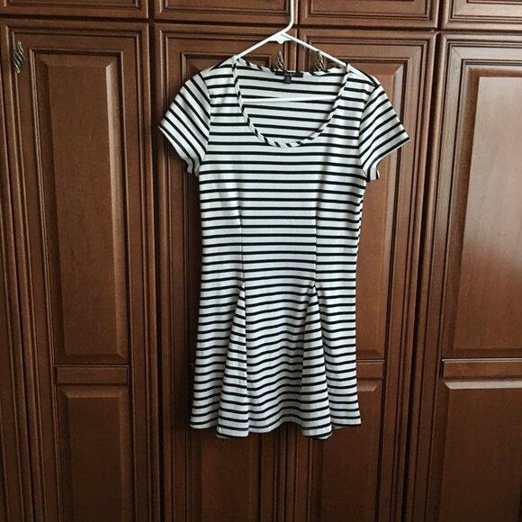 Papaya black and white stretch pullover mini-dress, sz Medium. - Picture 2 of 11